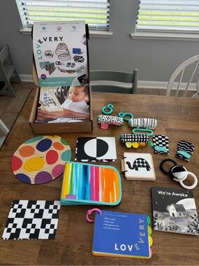 Lovevery Looker Play Kit - Colorful Black & White Sensory Set